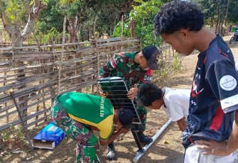 Yonarmed 12 Kostrad Terangi Perbatasan, Pasang Lampu Solar Cell di Dusun Nanaeklot