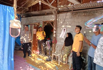 Polsek Kuba Bedah Rumah Warga Lansia