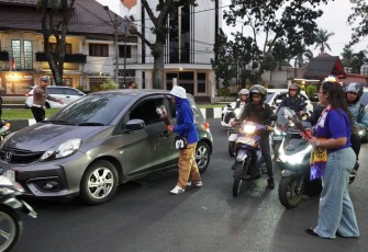 Polresta Malang Kota dan Aremania Bagikan 39 Mawar, Tebar Pesan Damai Jelang HUT Arema FC “TH39REATNESS”