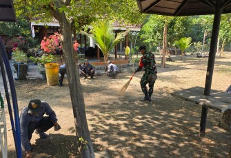 Babinsa Rejomulyo Ajak Linmas dan Warga Rawat Kampung Tematik agar Tetap Nyaman