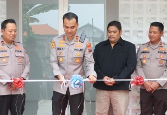 Kapolres Madiun Kota AKBP Rizki Pratama W.P., didampingi jajaran Pejabat Utama (PJU) Polres Madiun Kota, meresmikan Mushola An-Nugraha serta sejumlah ruan pelayanan di Mapolsek Taman Jl.Bhayangkara Kelurahan Banjarejo Kecamatan Taman Kota Madiun, Selasa (11/8/2026)