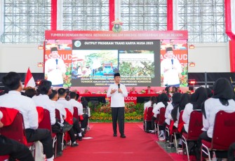 Menteri Transmigrasi M. Iftitah Sulaiman Suryanagara