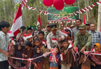  Republik Indonesia Prabowo Subianto meresmikan secara serentak 3.395 jembatan TNI-Polri dan 3.000 sumber air bersih TNI Angkatan Darat yang tersebar di berbagai wilayah Indonesia, Kamis (13/8/2026)