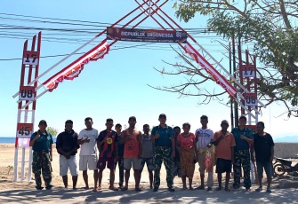 Yonarmed 12 Kostrad Bangun Gapura Bersama Warga Sambut HUT RI ke-81 di Pesisir Motaain