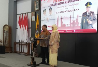 Pejabat baru Kajari Karanganyar, Dr. Abdurachman, didampingi istri memperkenalkan  diri dalam acara penyambutan di Ruang Anturium Rumah Dinas Bupati Karanganyar, Jumat (14/6/2026)