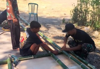 Yonarmed 12 Kostrad dan Warga Perbatasan Bersatu Bangun Gapura Meriahkan Kemerdekaan