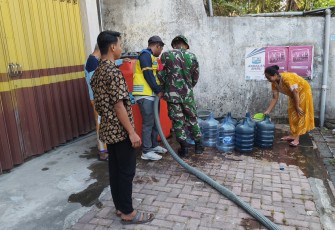 TNI-BPBD Salurkan 8.000 Liter Air Bersih untuk Warga Duren