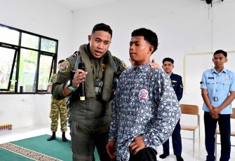 Dari Rasa Ingin Tahu Hingga Cita-Cita, Lanud Sjamsudin Noor Dekatkan Dunia TNI AU Dengan Siswa SRMP 20 Budi Luhur