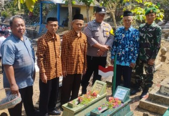 Ziarah dan Tabur Bunga di Makam Para Pejuang