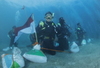 TNI AL Kibarkan Merah Putih di Bawah Laut Dalam Rangka HUT Penyelam TNI AL ke-74 