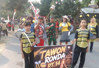 Babinsa Kawal Jalan Santai Warga Kedungmaron