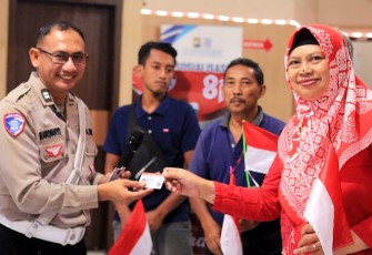 Satlantas Polres Gresik Hadiahkan "SIM Gratis" untuk 17 Warga yang Lahir 17 Agustus