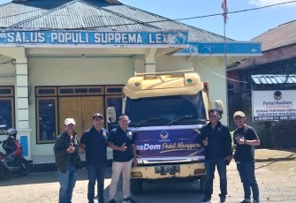 Melalui gerakan kemanusiaan NasDem Peduli, Anggota DPR RI Fraksi Partai NasDem, Julie Sutrisno Laiskodat, menyalurkan paket bantuan sembako dan kebutuhan dasar bagi masyarakat terdampak di Desa Paralando