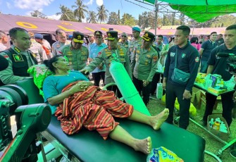 Kapolri Jenderal Pol. Listyo Sigit Prabowo saat meninjau langsung lokasi terdampak dan pengungsian di Kabupaten Manggarai dan Kabupaten Manggarai Timur, Selasa (18/8/2026)