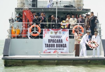 Pemkab Karimun Gelar Upacara Tabur Bunga di Laut Peringati HUT ke-81 RI