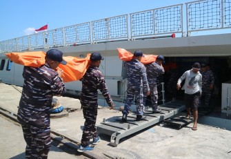 KRI Bung Hatta Angkut Dukungan Logistik ke Kabupaten Manggarai