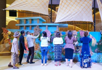 Wakil Menteri Ekonomi Kreatif/Wakil Kepala Badan Ekonomi Kreatif (Ekraf) Irene Umar (tengah) bersama Wakil Menteri Kebudayaan Giring Ganesha (ketiga kiri) saat pembukaan Pinisi Nusantara berada di Pacific Mall, Jakarta, Selasa (18/8/2026)