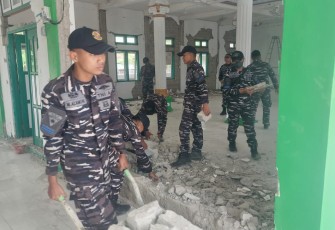 Prajurit TNI AL Bersihkan Fasilitas Ibadah di Kawasan Pelabuhan Reo