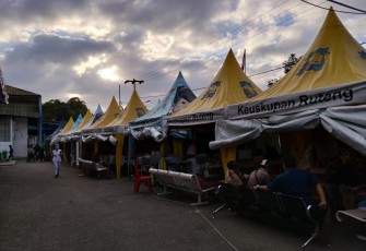 Rumah Sakit Umum Daerah (RSUD) dr. Ben Mboy terpaksa memindahkan puluhan pasien ke tenda darurat lantaran bangunan utama rumah sakit, khususnya di lantai dua dan tiga, mengalami kerusakan signifikan dan terancam ambruk