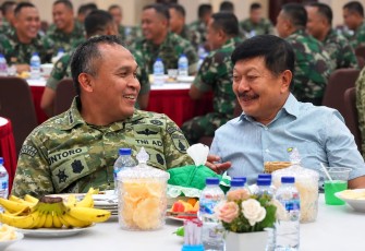 Danrem 081/DSJ Kolonel Arm Untoro Hariyanto makan siang bareng anggota, bertempat di Aula Jenderal Sudirman, Makorem 081/DSJ, Jl. Pahlawan No. 50, Kota Madiun