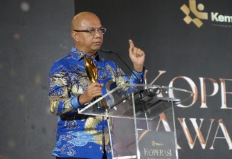 Jaksa Agung Muida Intelijen (Jamintel) Prof. Reda Manthovani menerima penghargaan Bakti Koperasi Pradana Nayaka dalam acara Koperasi Awards 2026 yang dihelat pada Kamis 20 Agustus 2026 di St. Regis, Jakarta