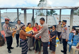 Polri Salurkan Bantuan Sosial untuk Warga Terdampak Gempa di Desa Kerirea