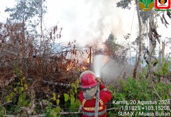 Petugas gabungan berupaya memadamkan api di Kecamatan Muara Bulian, Kabupaten Batang Hari, Provinsi Jambi (20/8) sumber dokumentasi BPBD Kabupaten Batang Hari