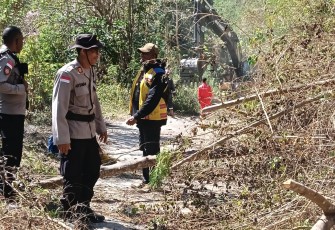 Personel Polri Buka Akses Jalan Terdampak Longsor Menuju Dusun Nitung di Palue