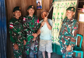 Yonarmed 12 Kostrad Perkuat Keamanan Perbatasan, Warga Serahkan Senjata Api Secara Sukarela