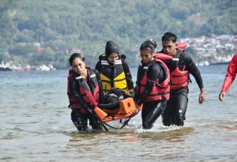Latihan Evakuasi Medis Laut Mahasiswa Universitas Hein Namotemo