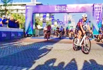 Ratusan peserta Tour de Bintan di Lepas Wagub Kepri Nyanyang Haris Pratamura di Kawasan Lagoi Bay