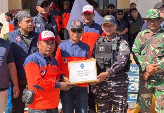 TNI AL dan Bank Indonesia Salurkan Bantuan Kemanusiaan di Pulau Palue NTT