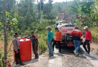 TNI-Polri dan BPBD Salurkan 4.000 Liter Air Bersih ke Warga Bogoran