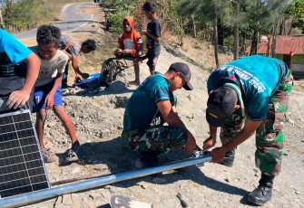 Sinergi Satgas dan Warga, Yonarmed 12 Kostrad Wujudkan Jalan Perbatasan yang Lebih Terang