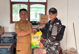 KRI Hiu-634 Salurkan Bantuan Kemanusiaan di Pulau Pemana