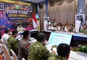 Panglima TNI Jenderal TNI Agus Subiyanto mendampingi Presiden RI Prabowo Subianto dalam kunjungan kerja ke Kota Pekanbaru, Provinsi Riau, dan Kota Palembang, Provinsi Sumatera Selatan