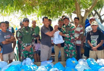 Hari Kesepuluh Penanganan Gempa NTT, TNI Salurkan 825,585 Ton Bantuan
