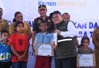 Menteri Pendidikan Dasar dan Menengah (Mendikdasmen), Abdul Mu’ti, saat mengunjungi SD Inpres Ngelapadhi pada Senin (24/8)