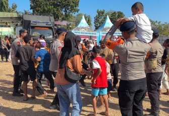 Polri Gelar Senam Trauma Healing untuk Bangkitkan Semangat Pengungsi Pascagempa