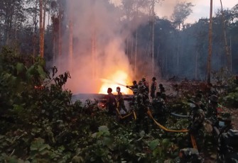 Kodam XVIII/Kasuari Bersama Tim Gabungan Kendalikan Karhutla di Kampung Unggi