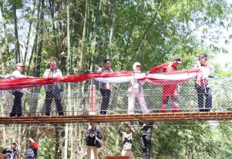 Perkuat Konektivitas Desa, Pemkab Jember Resmikan Dua Jembatan Gantung