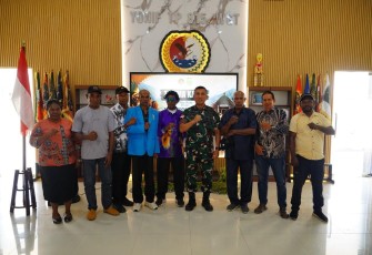 Komandan Korem 172/PWY Brigjen TNI Robby Suryadi, S.Sos., M.M., melaksanakan tatap muka bersama tokoh agama, tokoh adat, dan tokoh masyarakat Kabupaten Keerom di Mayonif TP 815/WGT, Kampung Yamua, Distrik Arso Barat, Kamis (27/8/2026)