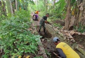 Babinsa dan Warga Gotong Royong Bersihkan Saluran Irigasi