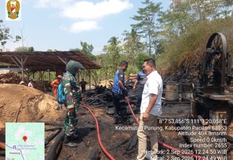 Tempat Usaha Kayu Terbakar di Punung, Anggota Koramil Bantu Padamkan dan Evakuasi 