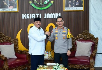 Kapolda Jambi Irjen Pol. Krisno H. Siregar, S.I.K., M.H., hadir secara langsung di Kantor Kejaksaan Tinggi Jambi