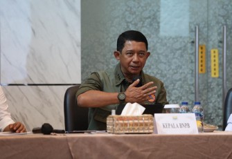 Kepala BNPB Letjen TNI Dr. Suharyanto, S.Sos., M.M., saat memimpin rapat koordinasi teknis penanganan karhutla di Provinsi Jambi yang berlangsung di ruang rapat Bandara Sultan Thaha Saifuddin, Kota Jambi