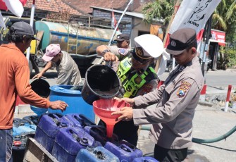 Polres Gresik Peduli, Salurkan Bantuan Air Bersih untuk Warga 3 Desa di Balongpanggang