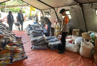 Dukungan Logistik Terus Mengalir, Satgas SAR Korbrimob Terima Bantuan Terpal di Reo