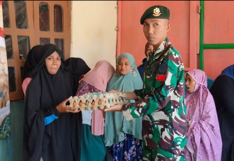 Jumat Berkah Yonarmed 12 Kostrad, Satgas Pamtas Salurkan Sembako untuk Santri Panti Asuhan Bina Bunga Bangsa