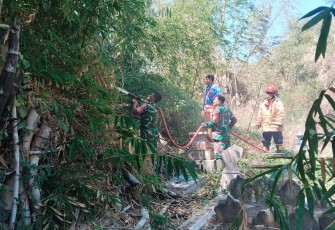 Babinsa dan Warga Sigap Jinakkan Api di Rumpun Bambu Winongo
